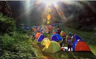 野外露营旅游野外露营旅游是一种亲近自然、体验原始环境的独特体验。它让人们暂时远离城市的喧嚣，享受大自然带来的宁静与和谐。露营旅游可以带来许多难忘的体验和收获。