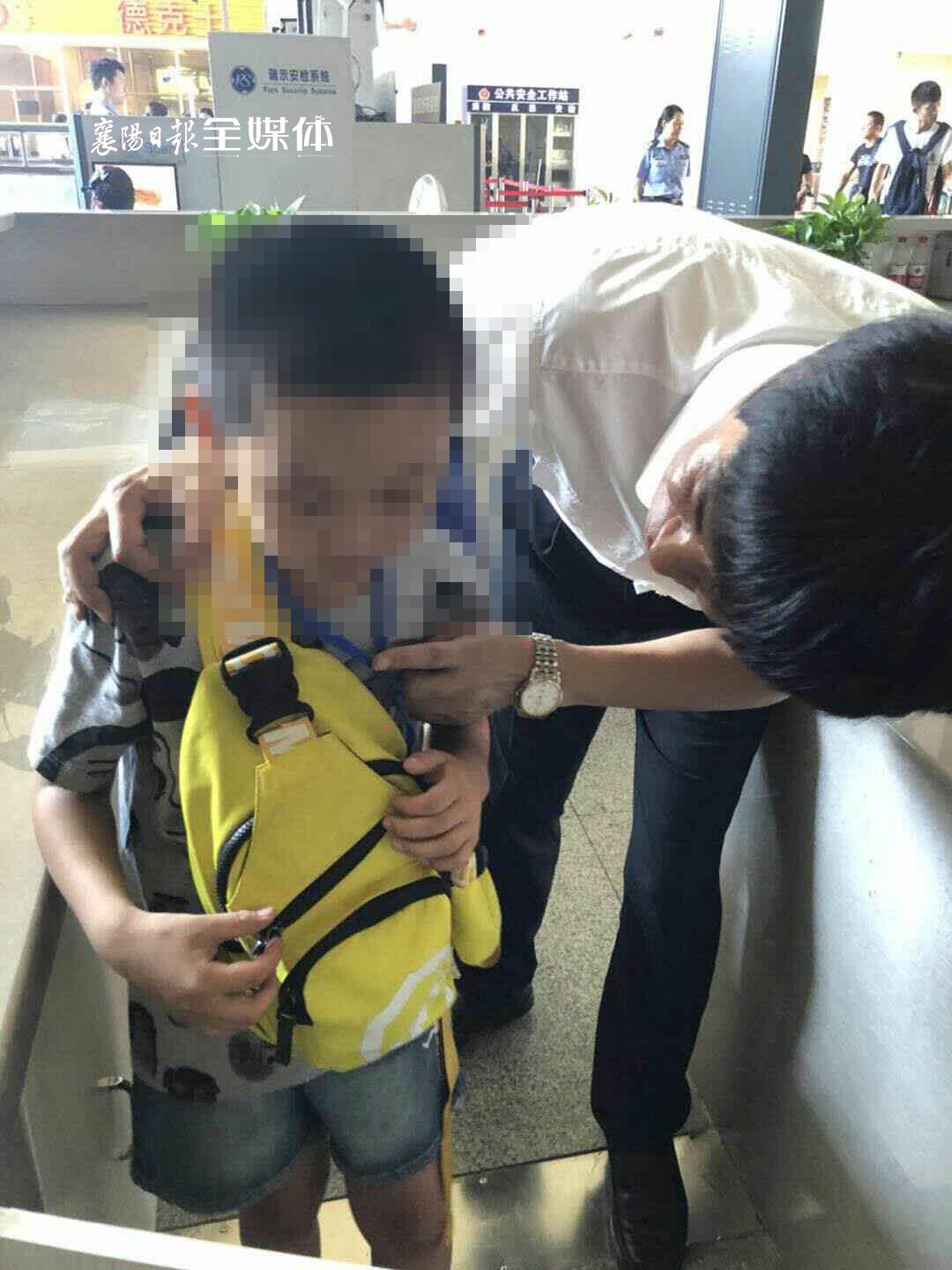 3学生捡到2岁幼童三个学生捡到两岁幼童，一场暖心接力拯救迷途小生命！