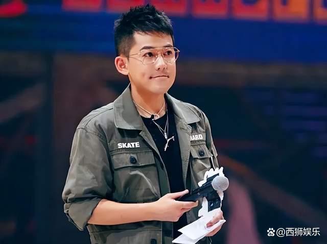苏醒演唱会被粉丝信整内向了苏醒演唱会被粉丝信感动，内向表现引发网友热议