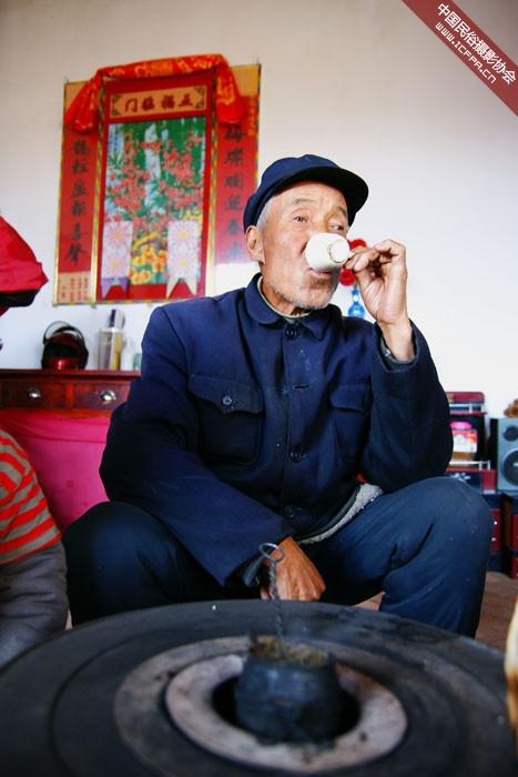 爷爷带孙子过马路被车撞爷爷带孙子过马路遭遇车祸的悲剧与反思
